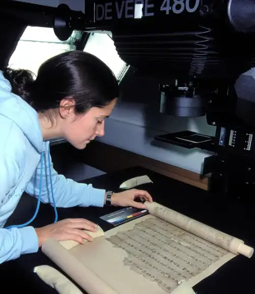 Dunhuang manuscripts: Digitisation of a Dunhuang manuscript (the Rabbit Garden Imperial Book Repository 兔園策府) in the IDP UK studio.