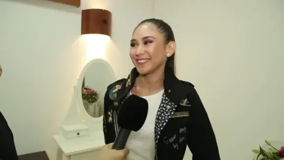 A still from an interview with Sarah Geronimo used to illustrate Tagalog–English code-switching.