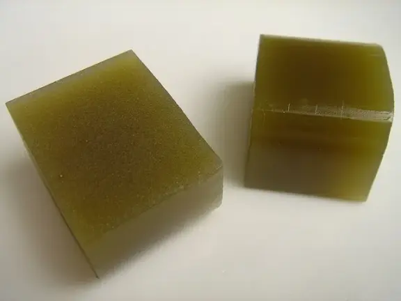 Green-tea yōkan, a jelly dessert set with agar.